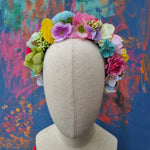 Lav din egen blomsterkrone i skønne farver - Hårpynt med blomster og perler til bryllup, konfirmation og fest
