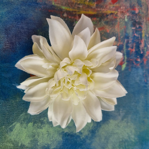 Hvid dahlia - Hårpynt med blomster og perler til bryllup, konfirmation og fest