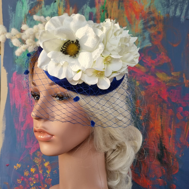 Fantastisk pillbox - hat - Hårpynt med blomster og perler til bryllup, konfirmation og fest