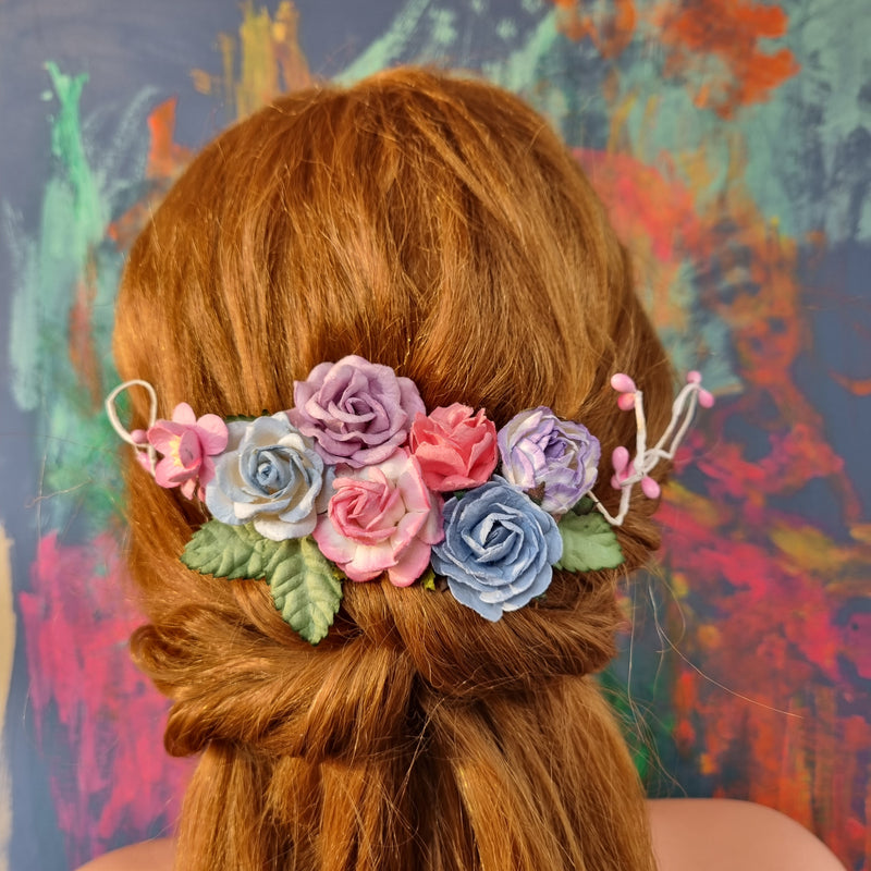 Det fineste pastelfarvede blomstersmykke - Hårpynt med blomster og perler til bryllup, konfirmation og fest