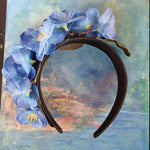 Smuk blomsterhårbøjle med blå kirsebærblomster - Hårpynt med blomster og perler til bryllup, konfirmation og fest