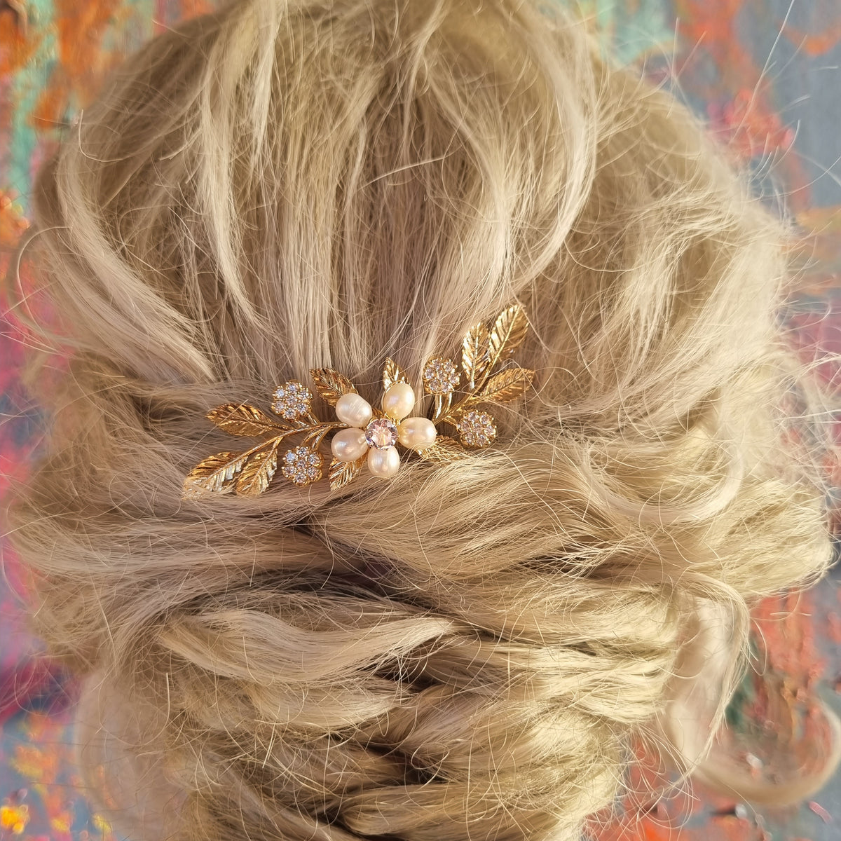 Skøn hårnål med perleblomst og glitrende blade - Hårpynt med blomster og perler til bryllup, konfirmation og fest