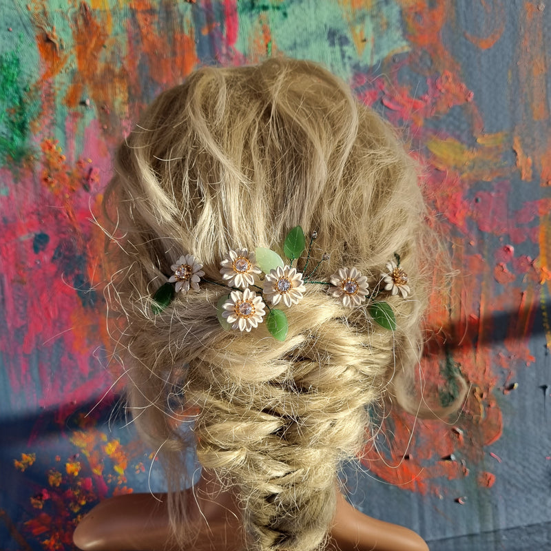 Sødt margueritsmykke - kan bruges både som armbånd og i håret - Hårpynt med blomster og perler til bryllup, konfirmation og fest
