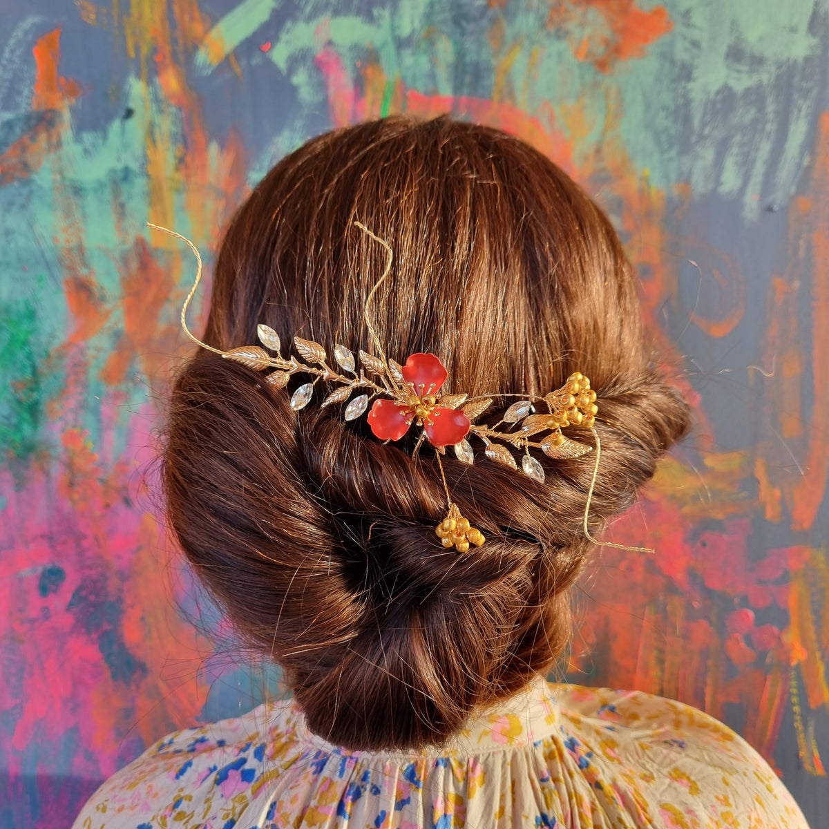 Stor hårnål med rød blomst i emalje - Hårpynt med blomster og perler til bryllup, konfirmation og fest