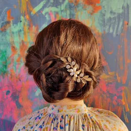 Skøn hårnål med perleblomst og glitrende blade - Hårpynt med blomster og perler til bryllup, konfirmation og fest
