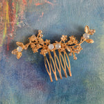 Fin glitrende hårkam - Hårpynt med blomster og perler til bryllup, konfirmation og fest