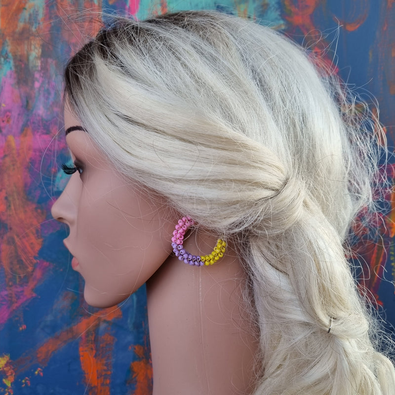 Fine hoops i gul, lilla og lyserød - Hårpynt med blomster og perler til bryllup, konfirmation og fest