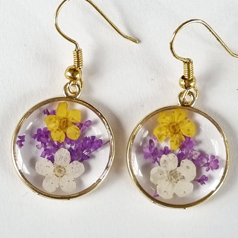 Søde øreringe med blomster i lilla, gul og hvid - Hårpynt med blomster og perler til bryllup, konfirmation og fest