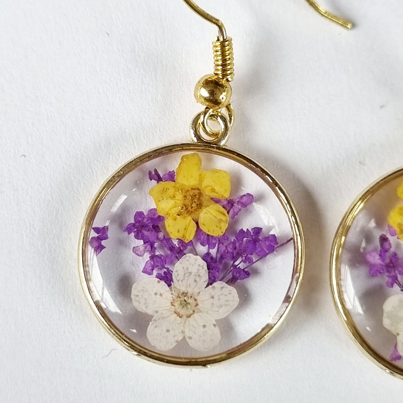 Søde øreringe med blomster i lilla, gul og hvid - Hårpynt med blomster og perler til bryllup, konfirmation og fest