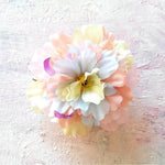 Stor blomst i pastelfarver - Hårpynt med blomster og perler til bryllup, konfirmation og fest