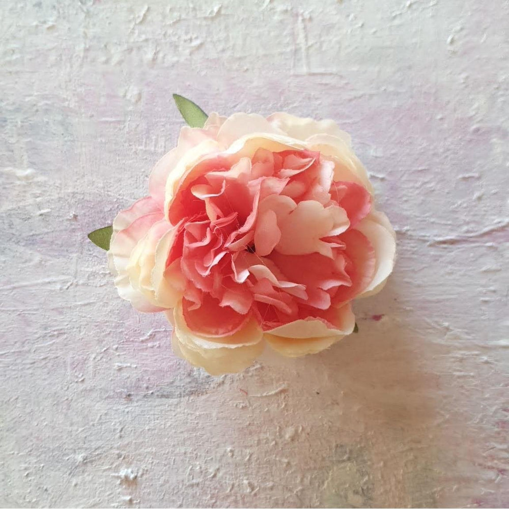 Lille pink pæon med en milliard kronblade - Hårpynt med blomster og perler til bryllup, konfirmation og fest