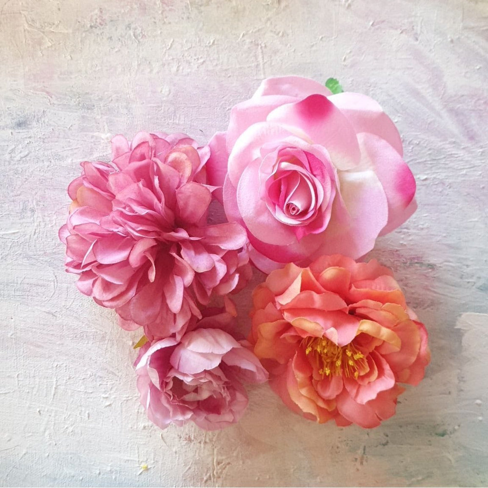 Lille pink pæon til håret - Hårpynt med blomster og perler til bryllup, konfirmation og fest