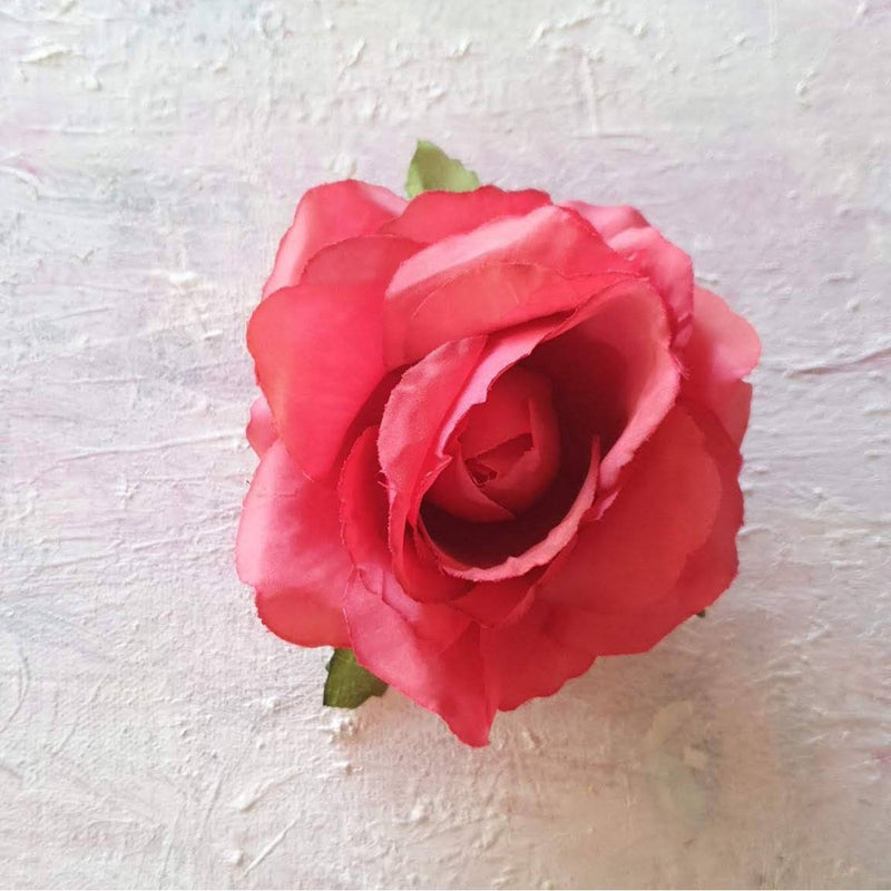 Stor rose i mørk pink - Hårpynt med blomster og perler til bryllup, konfirmation og fest