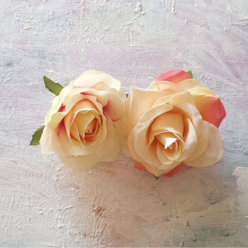 Stor cremehvid rose med pink - Hårpynt med blomster og perler til bryllup, konfirmation og fest