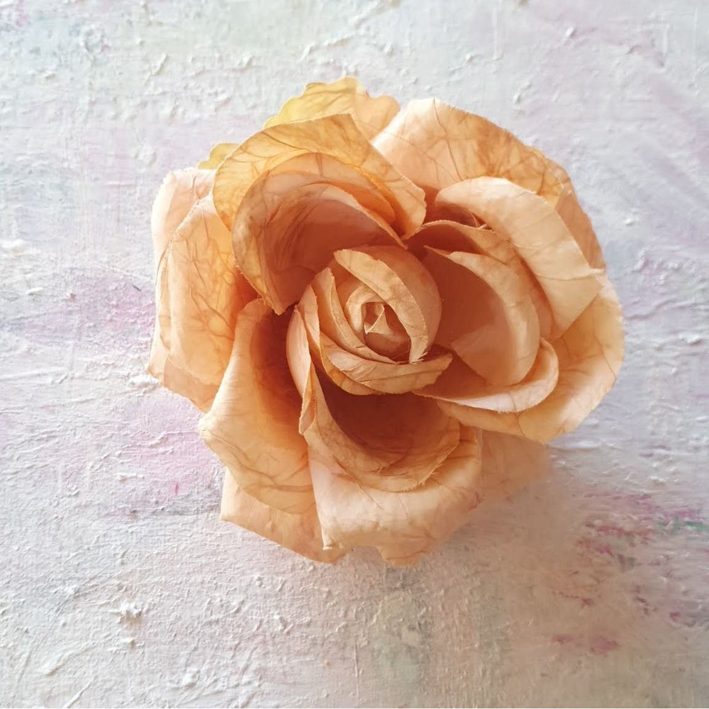 Stor rose i pudder / beige - Hårpynt med blomster og perler til bryllup, konfirmation og fest