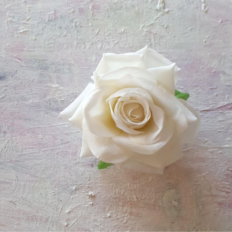 Stor hvid rose - Hårpynt med blomster og perler til bryllup, konfirmation og fest