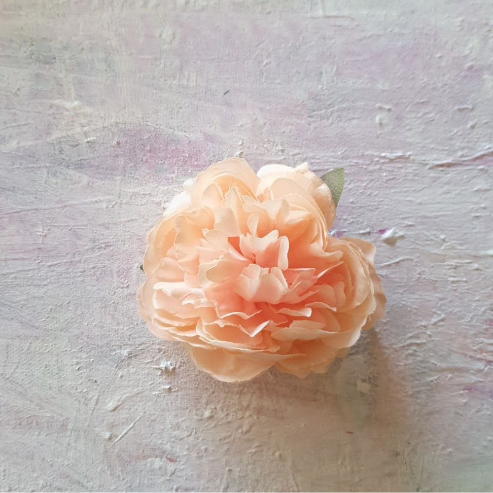 Lille koralfarvet pæon med en milliard kronblade - Hårpynt med blomster og perler til bryllup, konfirmation og fest