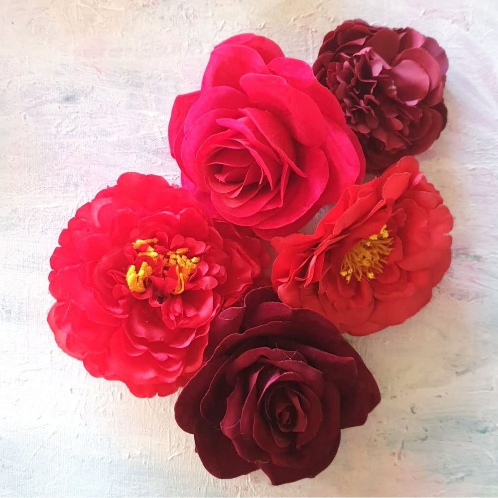 Bordeauxrød rose til håret - Hårpynt med blomster og perler til bryllup, konfirmation og fest