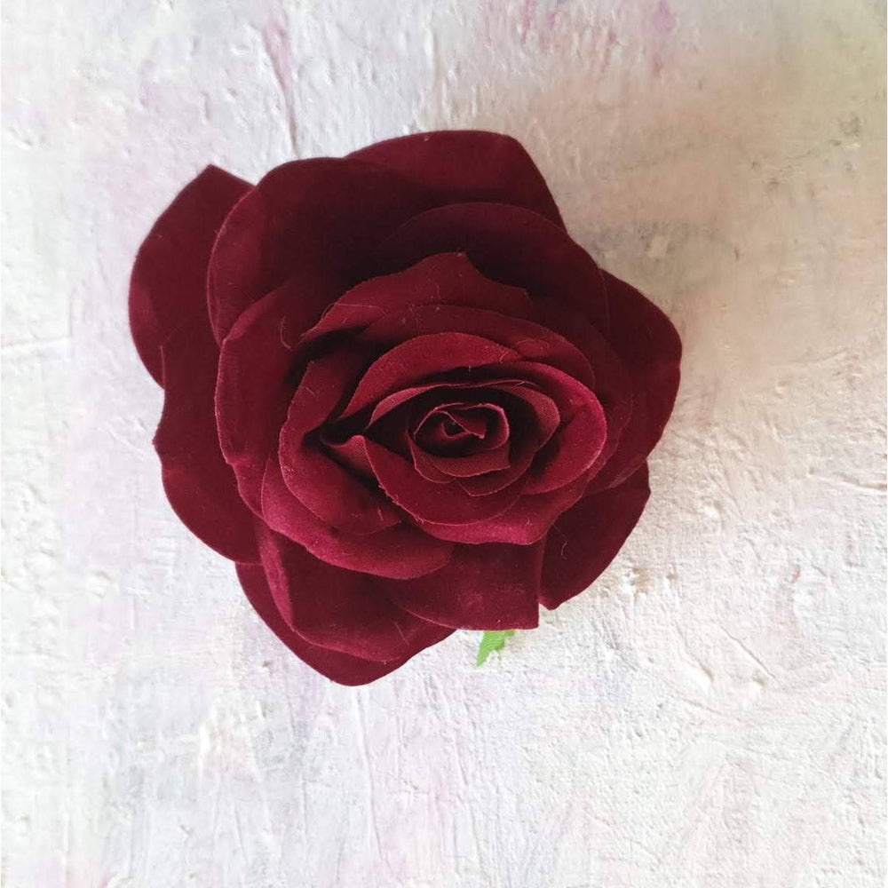 Bordeauxrød rose til håret - Hårpynt med blomster og perler til bryllup, konfirmation og fest