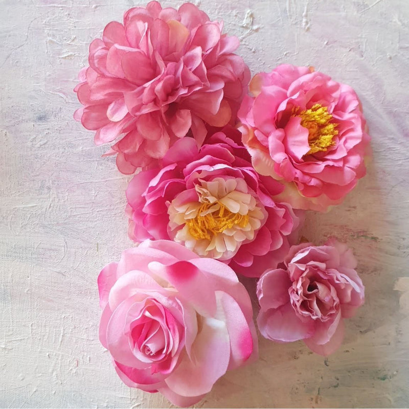 Lille pink pæon til håret - Hårpynt med blomster og perler til bryllup, konfirmation og fest