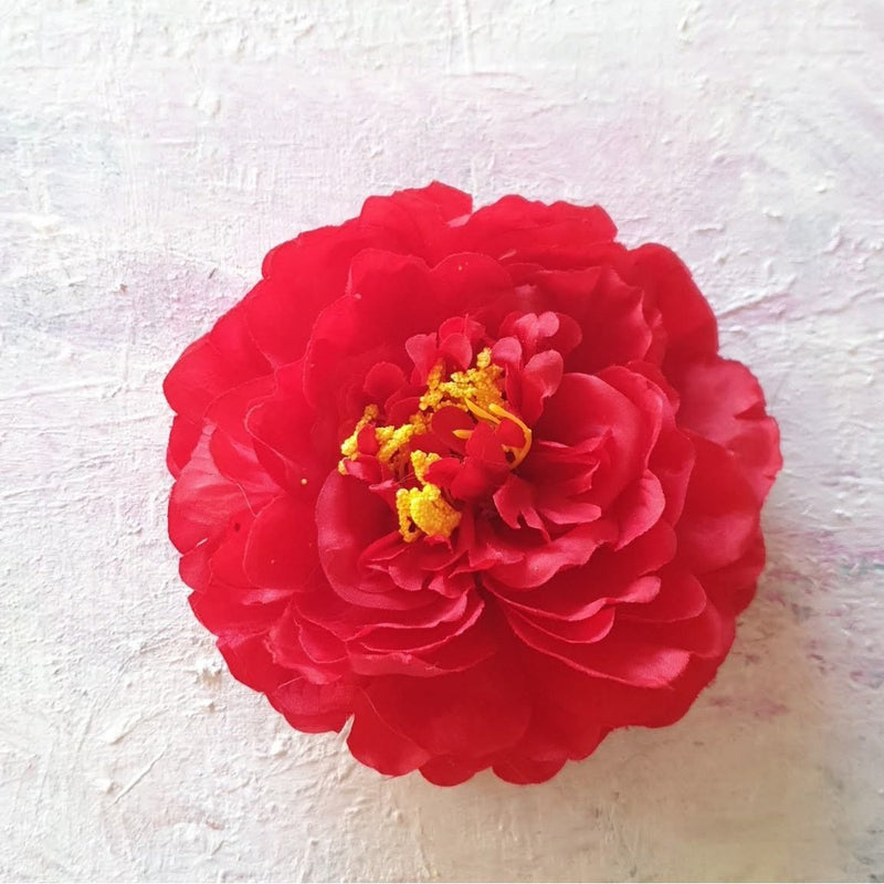 Stor pæon i klar rød - Hårpynt med blomster og perler til bryllup, konfirmation og fest