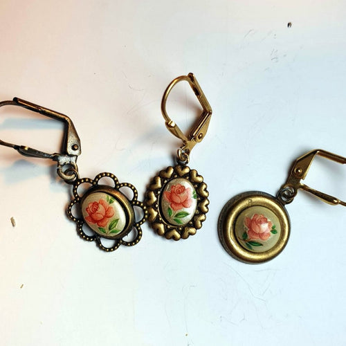 Romantiske vintage øreringe med lyserøde roser - Hårpynt med blomster og perler til bryllup, konfirmation og fest