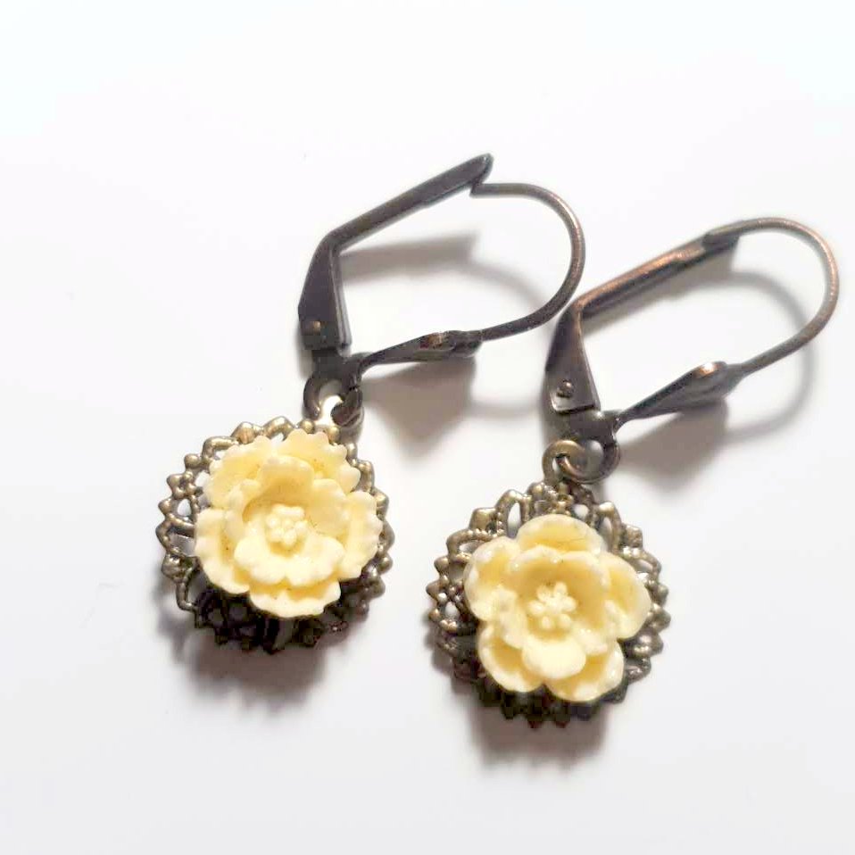 Små øreringe med hvid blomst - Hårpynt med blomster og perler til bryllup, konfirmation og fest