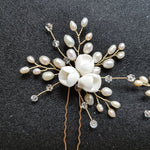Fin lille hårnål med perler og porcelænsblomster - vælg mellem guld og sølv - Hårpynt med blomster og perler til bryllup, konfirmation og fest