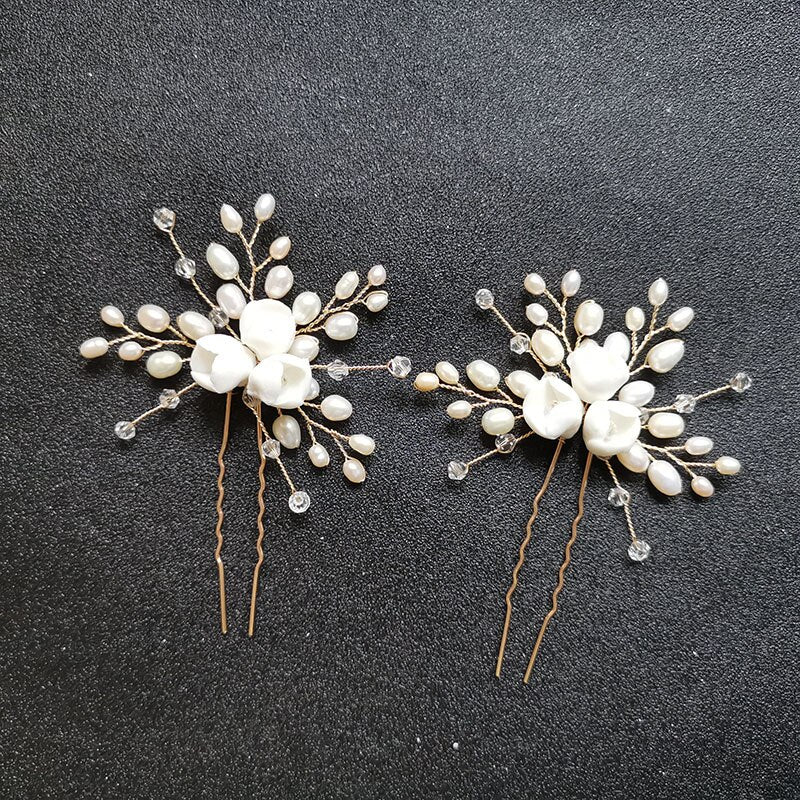 Fin lille hårnål med perler og porcelænsblomster - vælg mellem guld og sølv - Hårpynt med blomster og perler til bryllup, konfirmation og fest