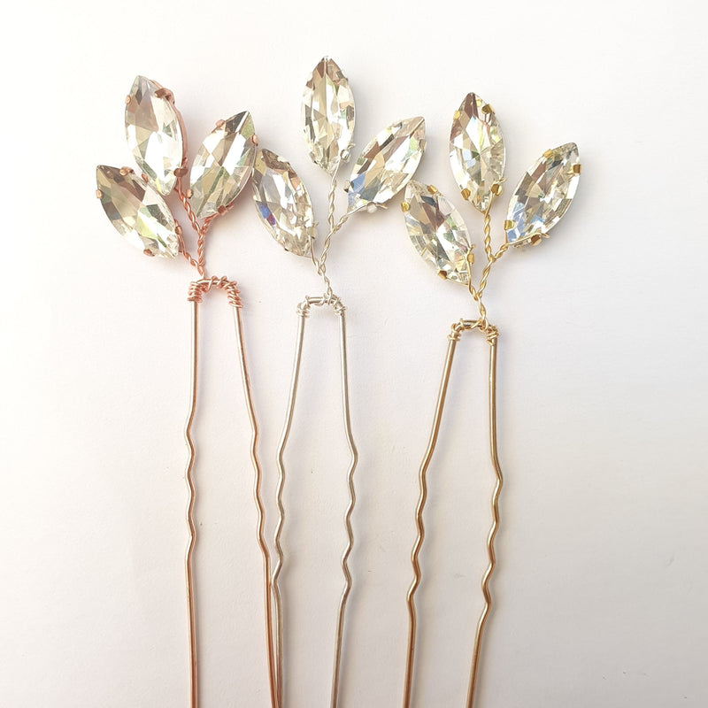 Lille hårnål med krystal - vælg mellem tre farver - Hårpynt med blomster og perler til bryllup, konfirmation og fest