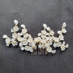 Fantastisk hårkam med porcelænsblomster - Hårpynt med blomster og perler til bryllup, konfirmation og fest