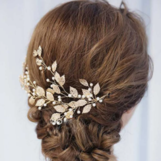 Stort smukt hårsmykke med guldblade og perler - Hårpynt med blomster og perler til bryllup, konfirmation og fest