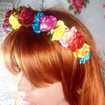 Custommade farverig blomsterkrans inspireret af Frida Kahlos farver - Hårpynt med blomster og perler til bryllup, konfirmation og fest