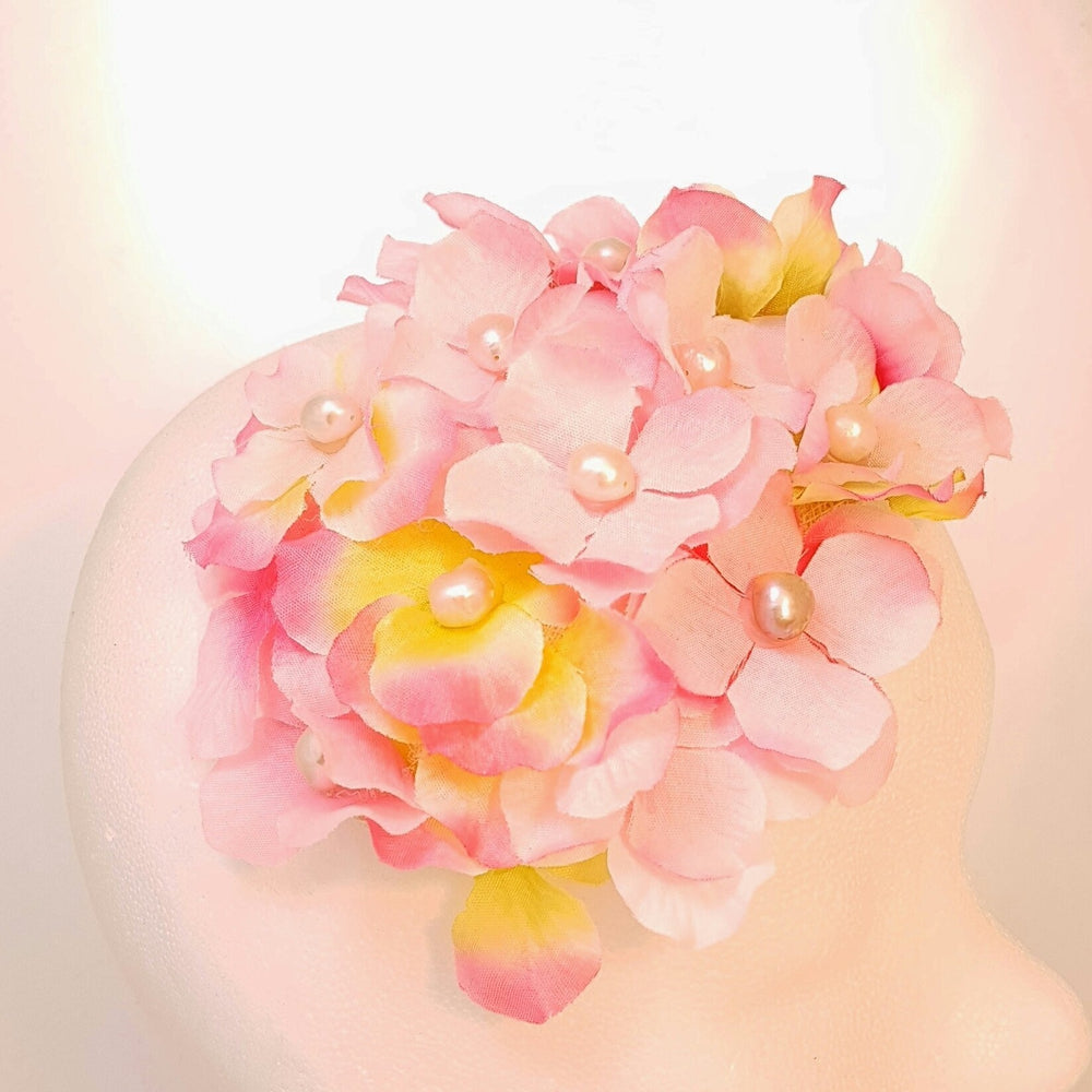 Fascinator med pink kirsebærblomster og perler - Hårpynt med blomster og perler til bryllup, konfirmation og fest