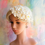 Hårpynt til bryllup - Headpiece med hvide gardenia blomster i stil med Kronprinsesse Mary - Hårpynt med blomster og perler til bryllup, konfirmation og fest