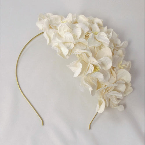 Hårpynt til bryllup - Headpiece med hvide gardenia blomster i stil med Kronprinsesse Mary - Hårpynt med blomster og perler til bryllup, konfirmation og fest