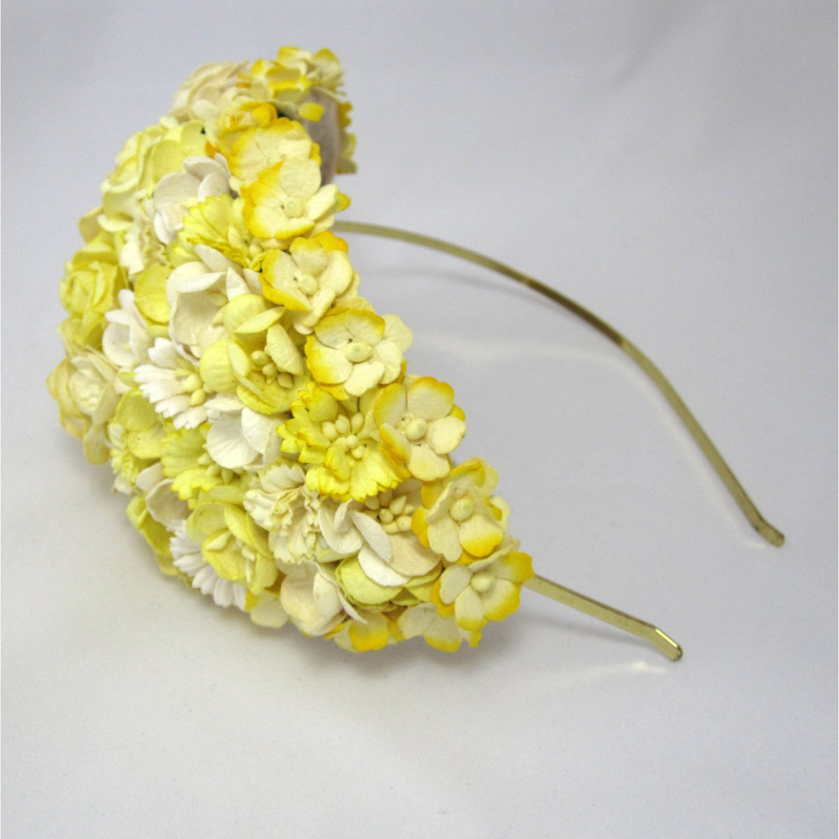 Vintageinspireret hat med blomster i gul - Hårpynt med blomster og perler til bryllup, konfirmation og fest