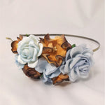 Blomsterhårbøjle i brun og blå - Hårpynt med blomster og perler til bryllup, konfirmation og fest