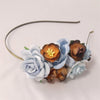 Blomsterhårbøjle i brun og blå - Hårpynt med blomster og perler til bryllup, konfirmation og fest