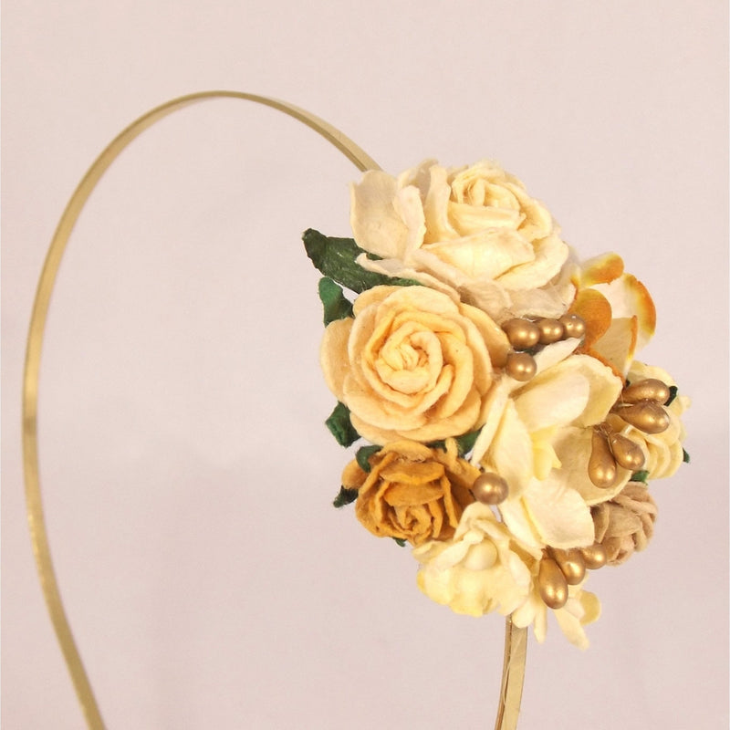 Lille hårbøjle med blomst i antikhvid og guld - Hårpynt med blomster og perler til bryllup, konfirmation og fest