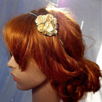Lille hårbøjle med blomst i antikhvid og guld - Hårpynt med blomster og perler til bryllup, konfirmation og fest
