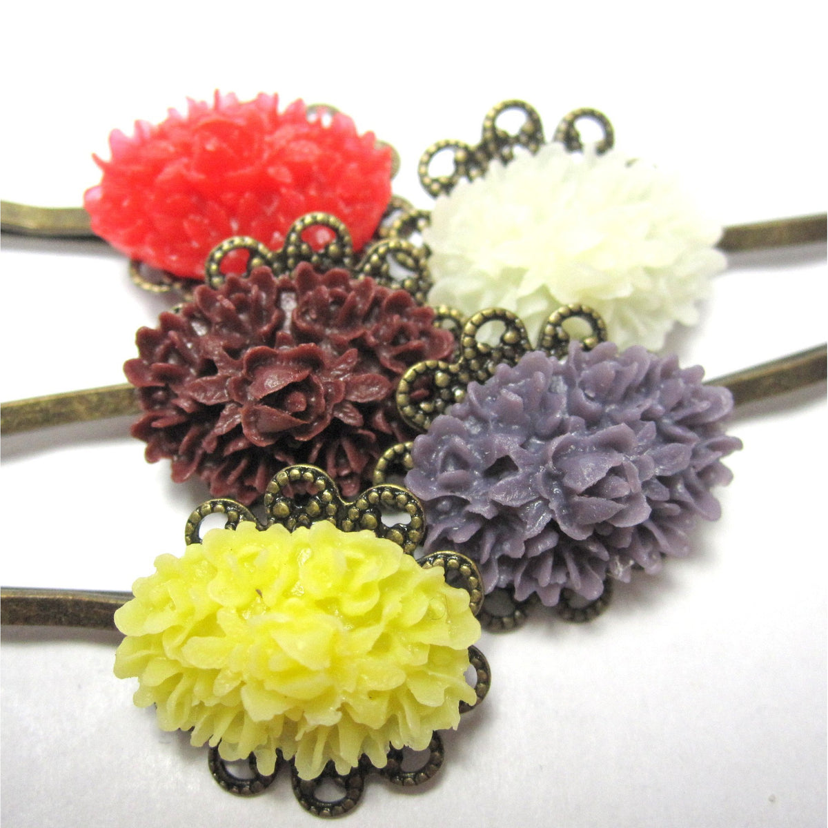 Hårspænde med blomst - vælg mellem flere farver - Hårpynt med blomster og perler til bryllup, konfirmation og fest