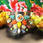 Armbånd med vintage-pynt - Hårpynt med blomster og perler til bryllup, konfirmation og fest