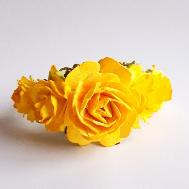 Gult blomsterarmbånd - Hårpynt med blomster og perler til bryllup, konfirmation og fest