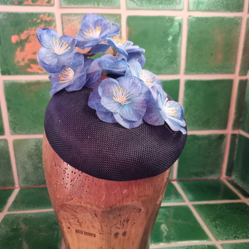 Den smukkeste lille facinator - Hårpynt med blomster og perler til bryllup, konfirmation og fest