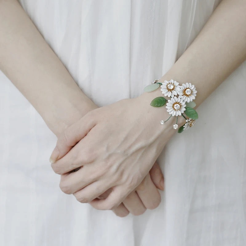 Sødt margueritsmykke - kan bruges både som armbånd og i håret - Hårpynt med blomster og perler til bryllup, konfirmation og fest