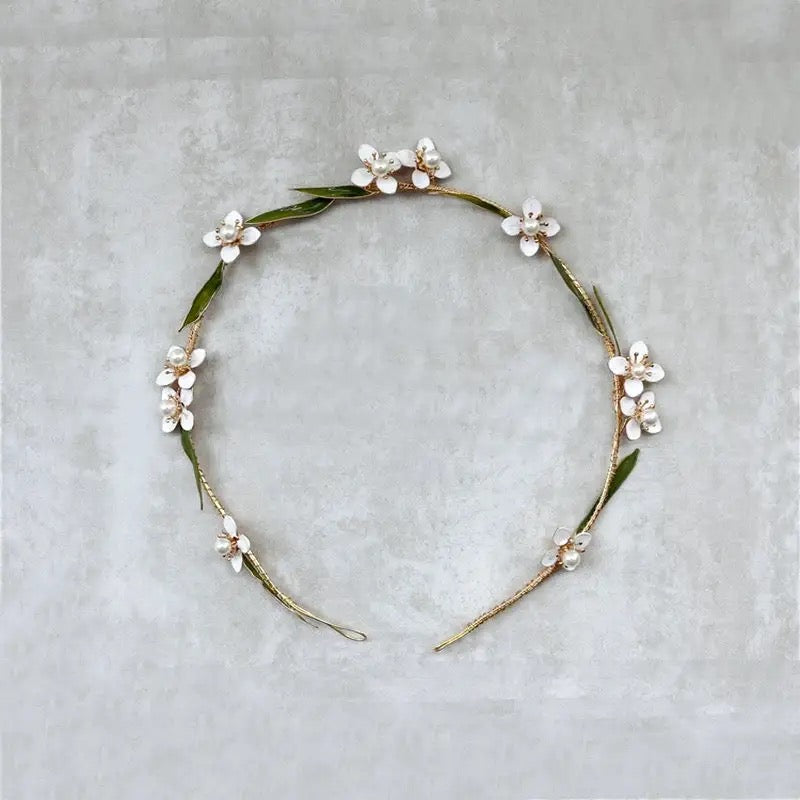 Smuk og enkel hårkrans med hvide emaljeblomster - Hårpynt med blomster og perler til bryllup, konfirmation og fest