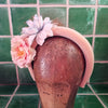 Stor hårbøjle med blomsterpynt - Hårpynt med blomster og perler til bryllup, konfirmation og fest