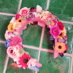 Fantastisk blomsterkrone - Hårpynt med blomster og perler til bryllup, konfirmation og fest
