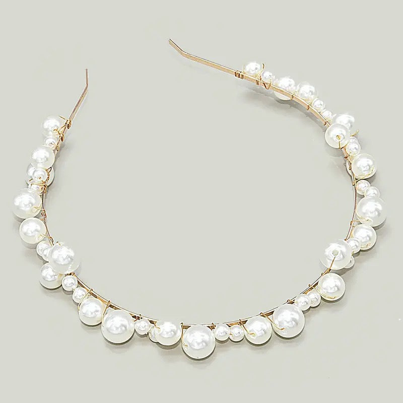 Fin hårbøjle med hvide perler - Hårpynt med blomster og perler til bryllup, konfirmation og fest
